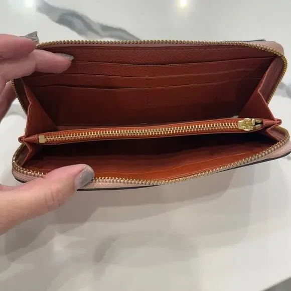 Coach Colorblock
Multifunctional Wallet
F25967 Blush/Terracotta - Picture 6 of 15